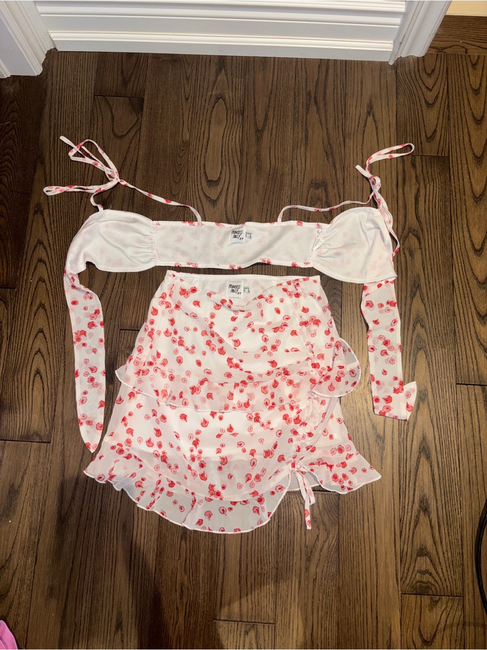 PRINCESS POLLY 2 piece set Front Tie top & Ruffle skirt sz 4 White w/Red Flowers